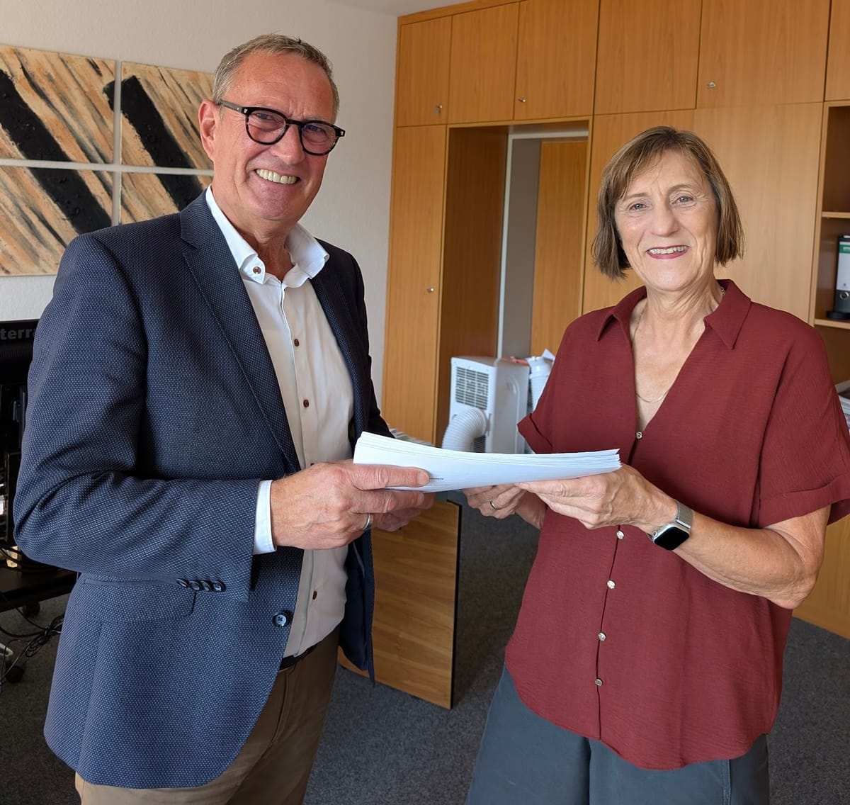 Übergabe der Unterschriftenlisten an den Bürgermeister
